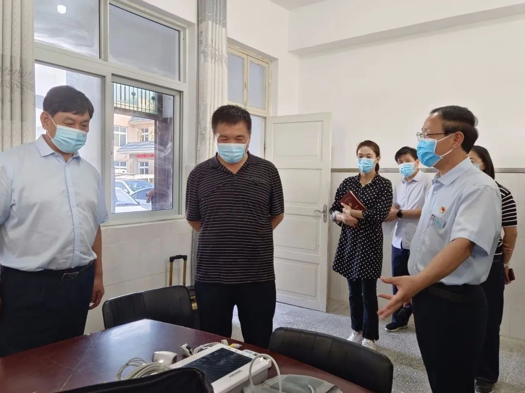 赵洪勋一行先后到濮阳县子岸镇卫生院,梁庄镇卫生院和于寨村卫生室,实